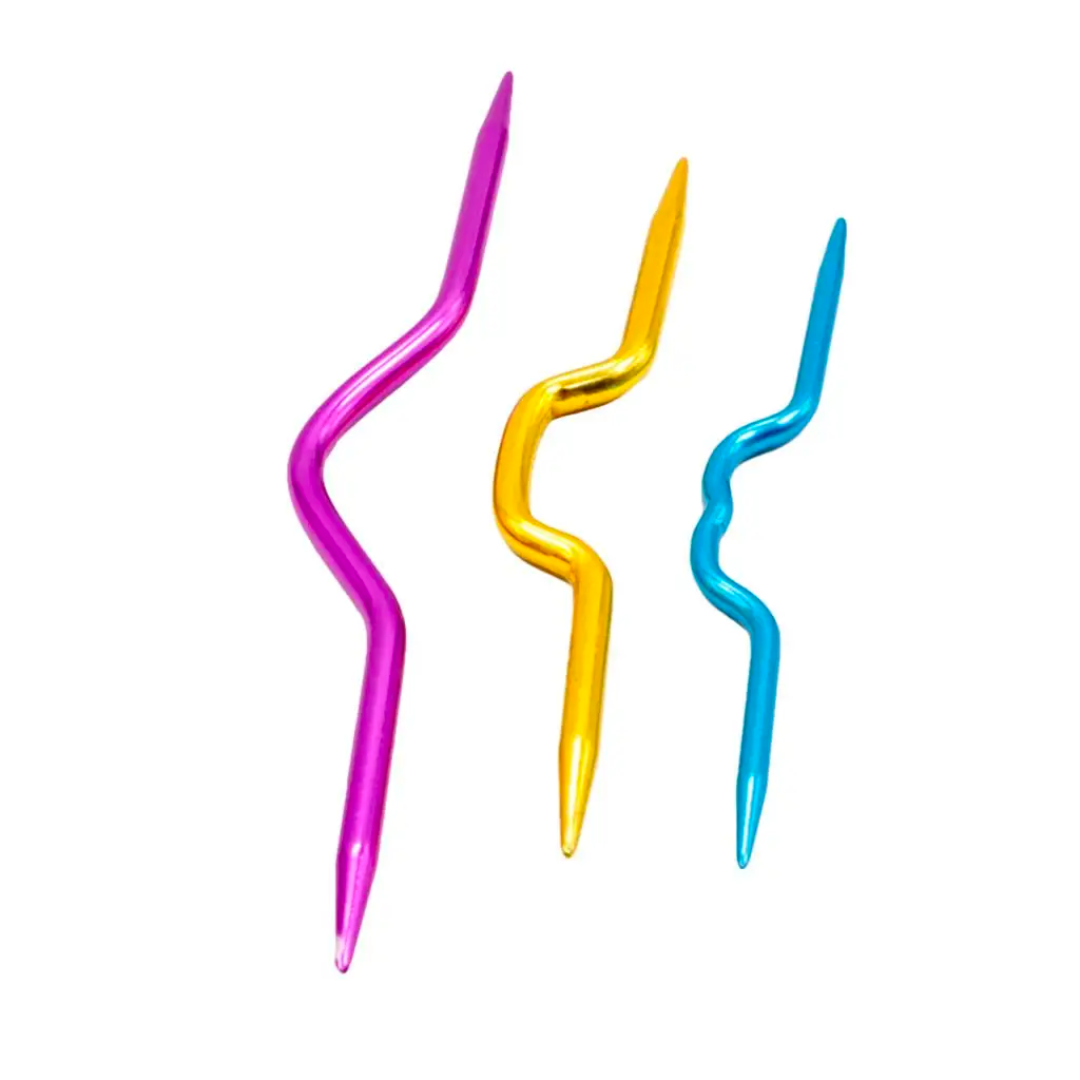 The Aluminum Cable Needles, featuring a vibrant zigzag design, are beautifully arranged in shades of pink, yellow, and blue from largest to smallest.