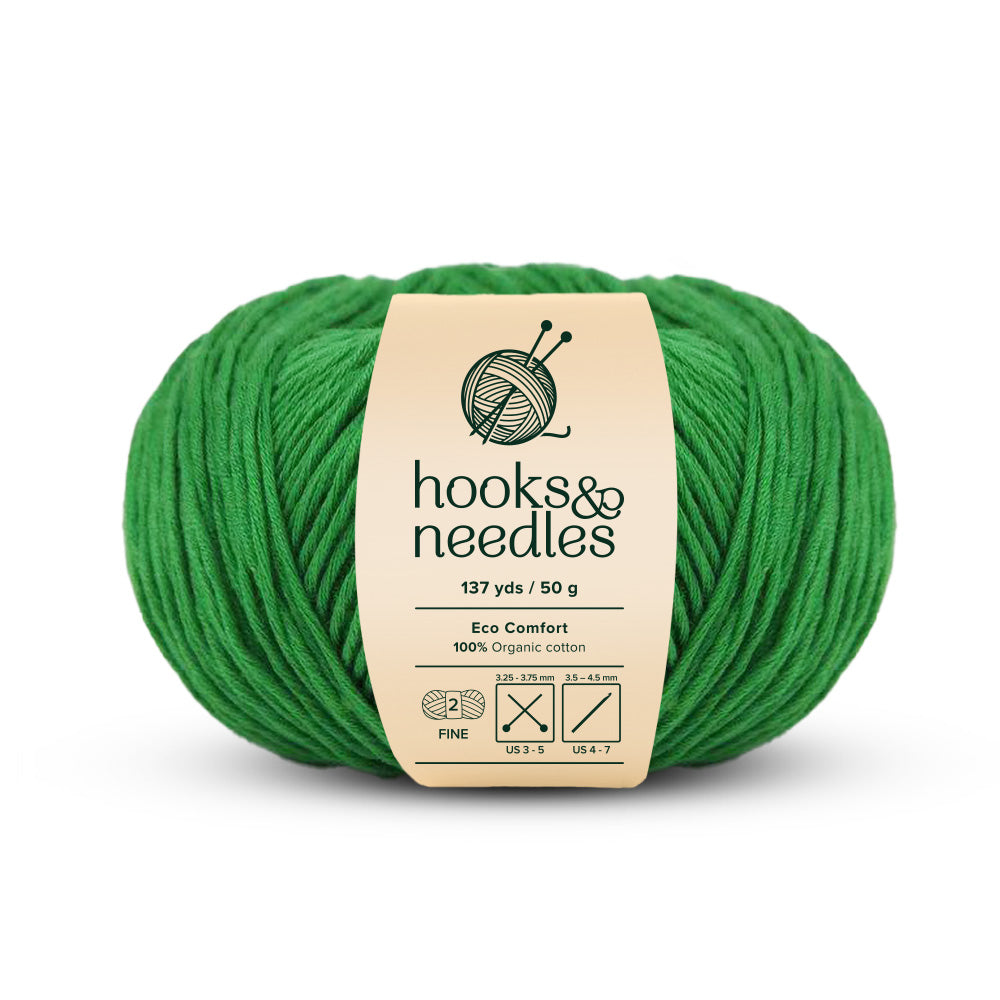 A 50g ball of Eco Comfort Yarn, offering 137 yards of green thread, is ideal for sustainable knitting with its composition of 100% organic cotton.