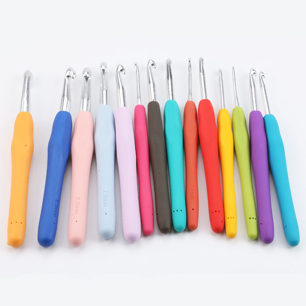 The Crochet Hook Set 31 Pcs with Bag - Beginner Friendly features colorful ergonomic hooks in various sizes, arranged side by side to meet all your crafting needs.