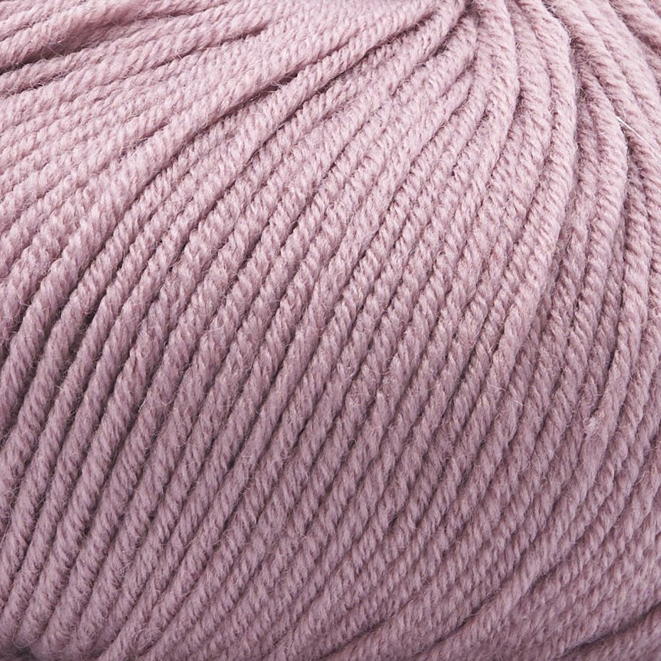 Close-up of Merino Charm Yarn 50g in light mauve, showcasing the texture and parallel arrangement of its extrafine merino wool strands.